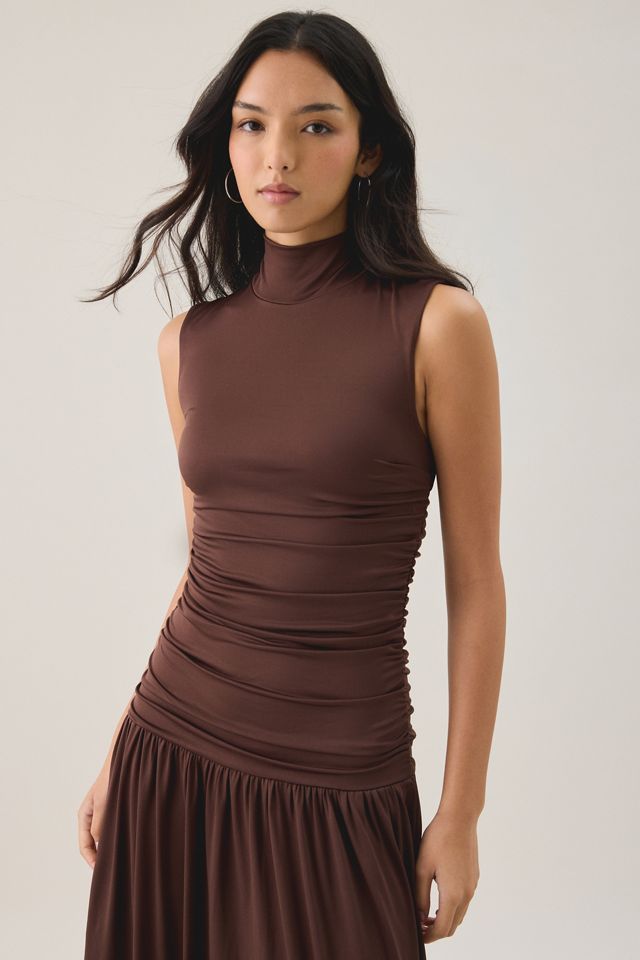 Robe longue sans manches à col montant et taille basse froncée Lark de NIA #1