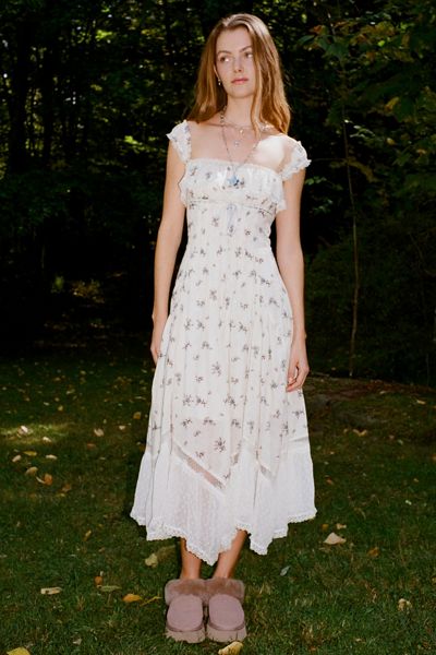 Robe midi Kimchi Blue Daydreaming à ourlet mouchoir avec volants en godet
