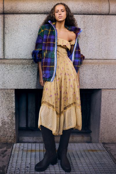 Robe midi Kimchi Blue Daydreaming à ourlet mouchoir avec volants en godet