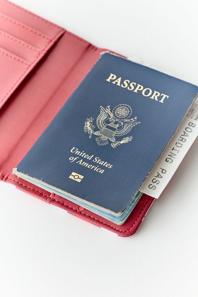 Porte-passeport en faux cuir Maroon Muse exclusivité UO FŪL X Miffy #2