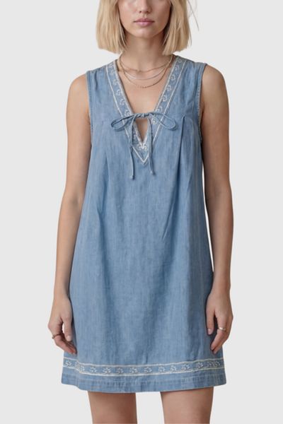 modenaire denim dress Sleeveless Denim Midi Dress with V Neckline Zip Front Closure Smocked   Modenaire