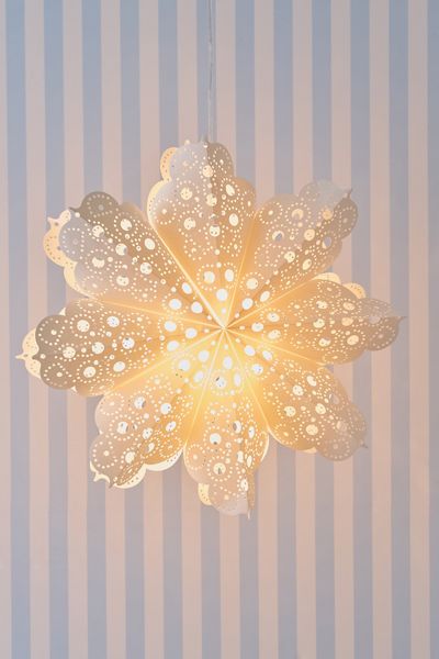 Lanterne en papier suspendue étoile en dentelle