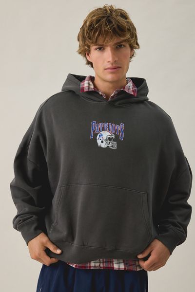 NFL UO Exclusive Team Graphic Boxy Fit Hoodie Sweatshirt