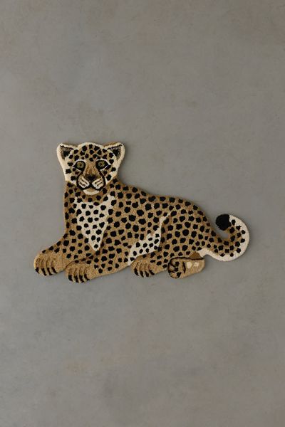 Sitting Cheetah Shaped Tufted Wool Rug