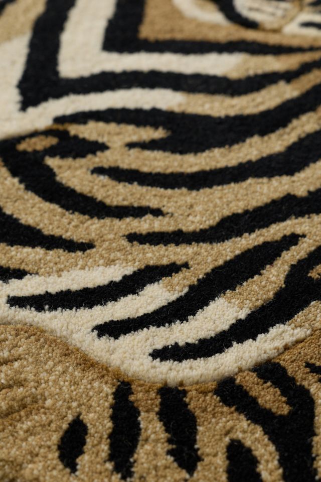 Sitting Tiger Shaped Tufted Wool Rug #1