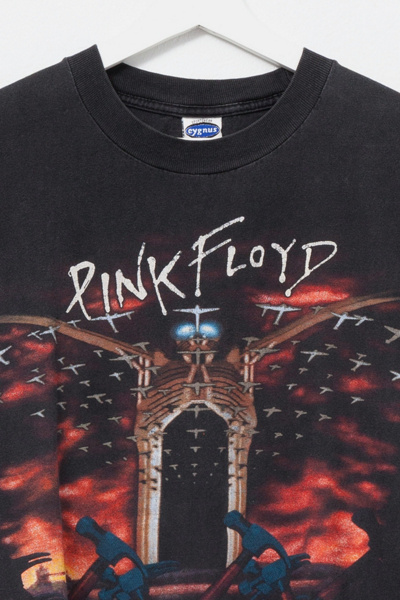Vintage 1990s Distressed Pink Floyd The Wall Graphic Band T-Shirt