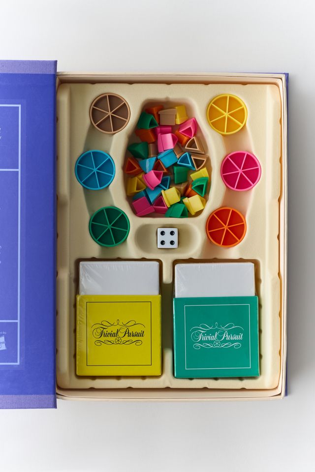 Trivial Pursuit Bookshelf Edition Board Game #1
