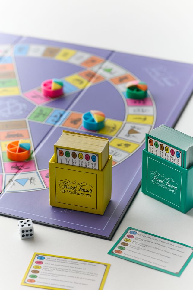 Trivial Pursuit Bookshelf Edition Board Game #2
