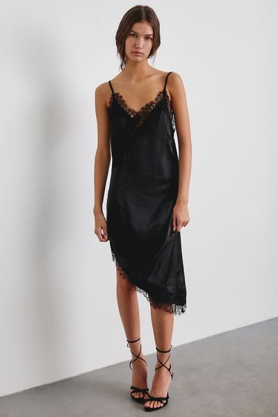 Robe midi asymétrique en satin avec bordure en dentelle Cross My Heart de Kimchi Blue