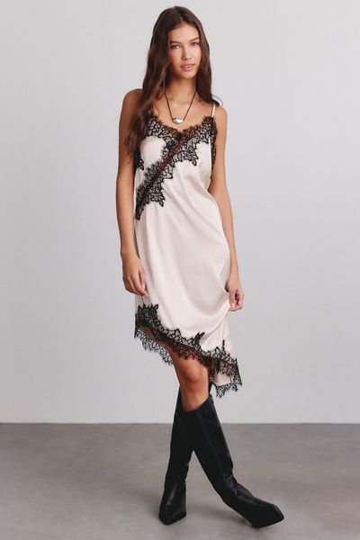 Robe midi asymétrique en satin avec bordure en dentelle Cross My Heart de Kimchi Blue