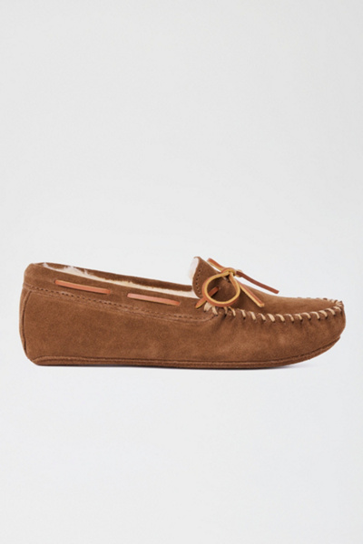 Minnetonka Suede Sheepskin Lined Softsole Slipper