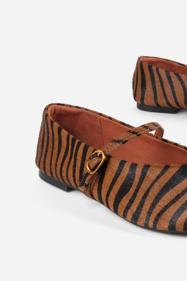 Intentionally Blank Larisa Tiger Print Fur Flat #4