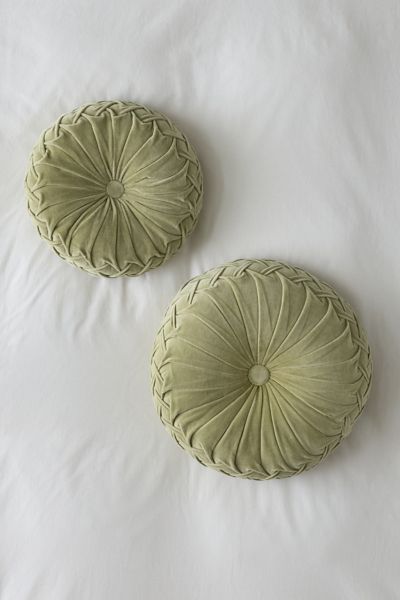 Round Pintuck Pillow