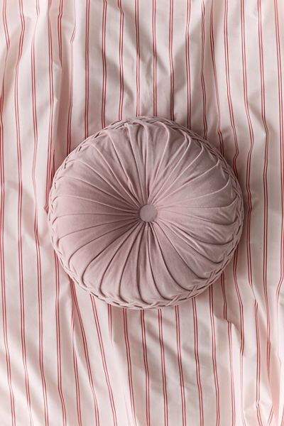 Round Pintuck Pillow