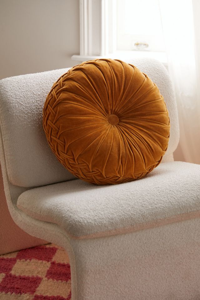 Round pintuck outlet pillow