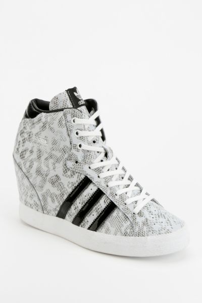 Adidas Sneaker de basketball haut a talon compense cache peau de serpent Urban Outfitters Canada