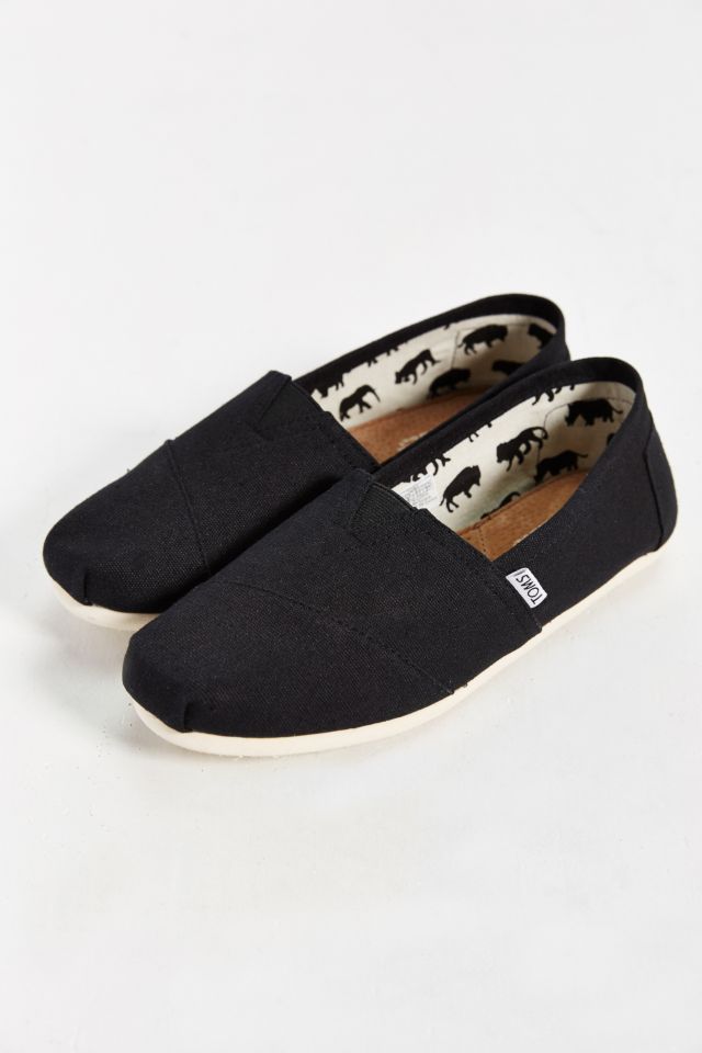 Does Urban Outfitters Sell Toms Shoes?