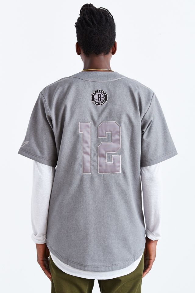 Fácil de leer Boquilla exótico adidas Originals NBA Brooklyn Nets Baseball Shirt | Urban Outfitters