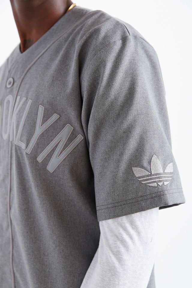 Fácil de leer Boquilla exótico adidas Originals NBA Brooklyn Nets Baseball Shirt | Urban Outfitters