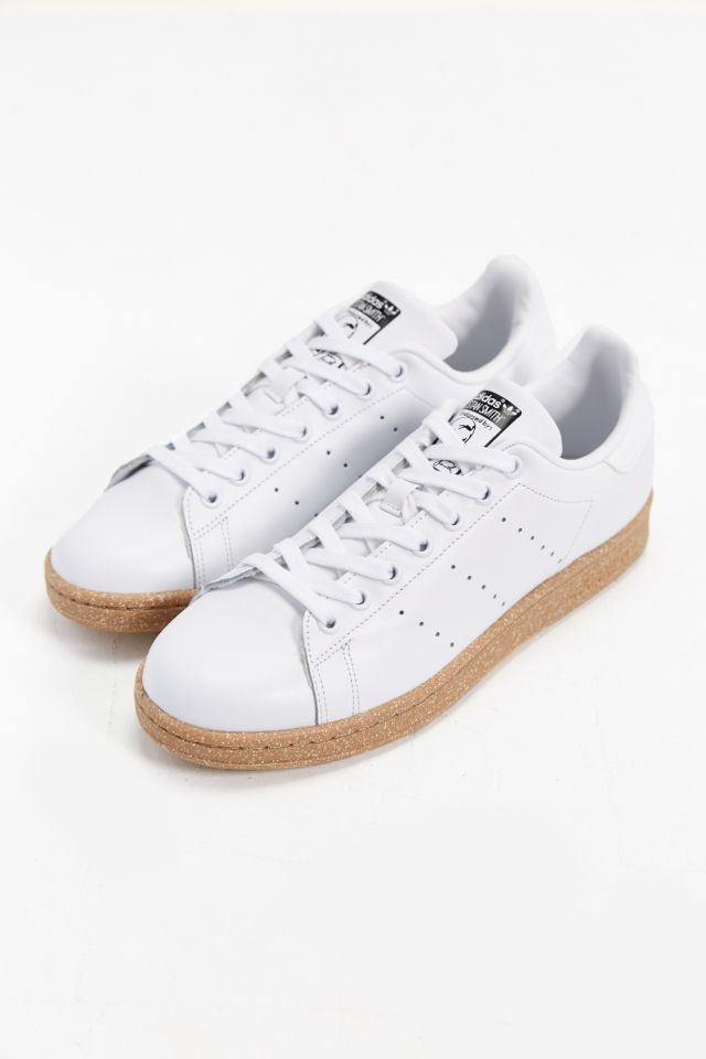 Adidas originals stan smith trainers shop in off white with gum sole