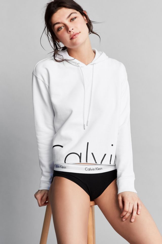 Raar korting Wegenbouwproces Calvin Klein Modern Cropped Hoodie Sweatshirt | Urban Outfitters