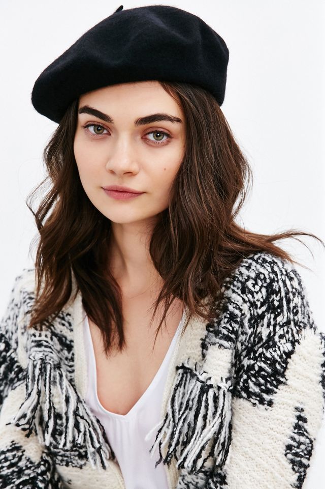 Classic Wool Beret | Urban Outfitters display picture 2