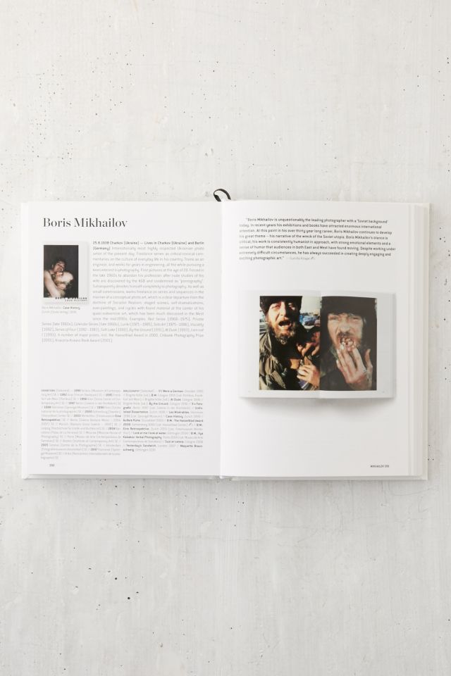 アート・デザイン・音楽 Photographers A-Z Hans-Michael Koetzle Photographers A-Z By Hans-Michael Koetzle | Urban Outfitters
