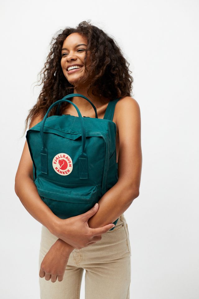 Mochila Kanken de Fjallraven  Urban Outfitters México - Ropa, música,  hogar y accesorios