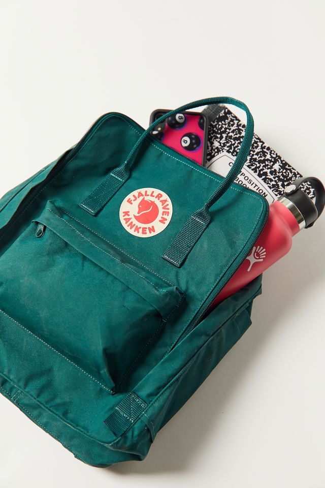 Mochila Kanken de Fjallraven  Urban Outfitters México - Ropa, música,  hogar y accesorios