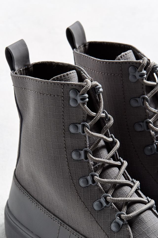 Duck sneakerboot shop