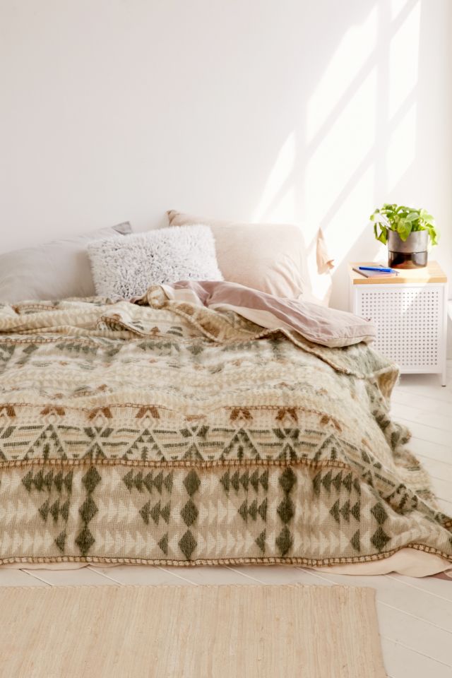 アウトドア寝具 Urban outfitters blanket Brushed Geo Camp Bed Blanket | Urban Outfitters