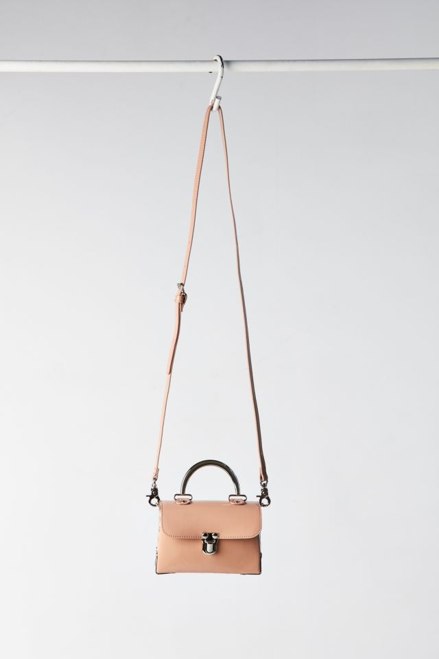 Sac à bandoulière en similicuir verni clouté #1