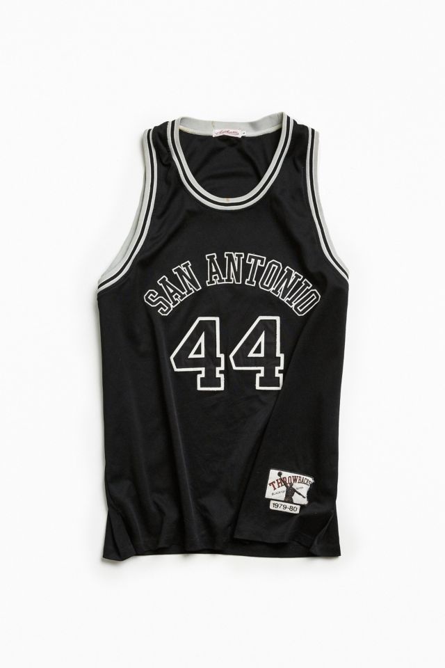 San Antonio Spurs bring back their classic black-on-black uniform