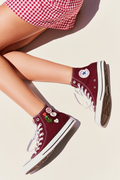 Maroon converse clearance outfit