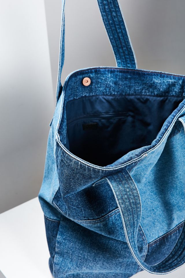 Urban Outfitters☆ ウォッシュドデニム・トートバッグ BDG Logo Washed Denim Tote Bag | Urban Outfitters