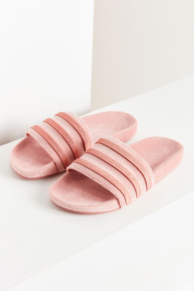 Europa En realidad SIDA adidas Originals Adilette Velvet Slide | Urban Outfitters