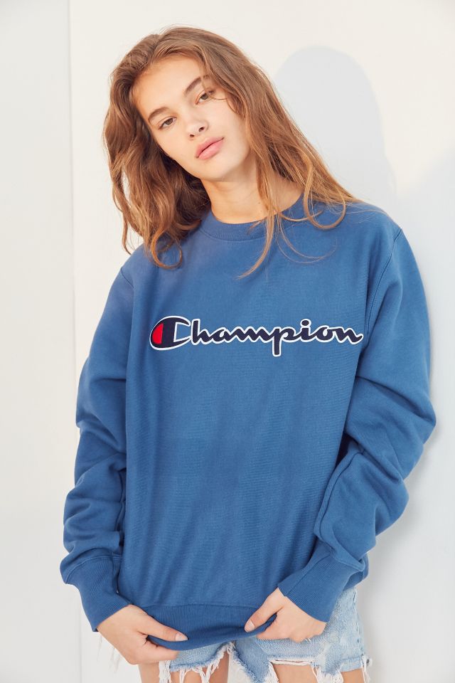 Champion logo discount sweatshirt womens