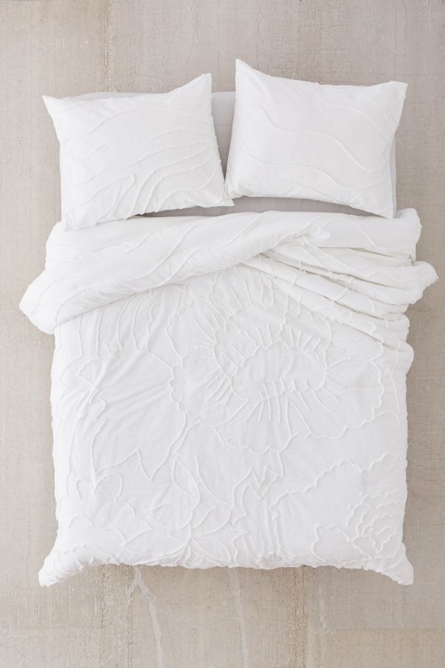 Does anyyyyybody know where I can buy this comforter or something very  similar? This is the Myla Floral comforter in Charcoal from Urban  Outfitters, but it's out of stock in the full/queen