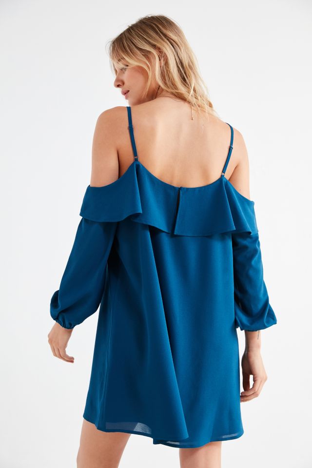 Robe à épaules dégagées et encolure à volants UO #1