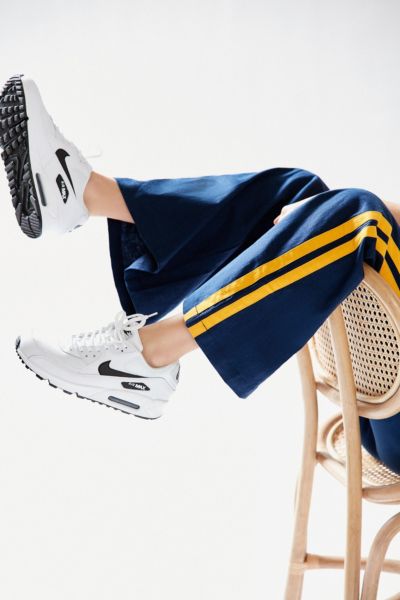 versus Kustlijn Perforeren Nike Air Max 90 Mesh Sneaker | Urban Outfitters