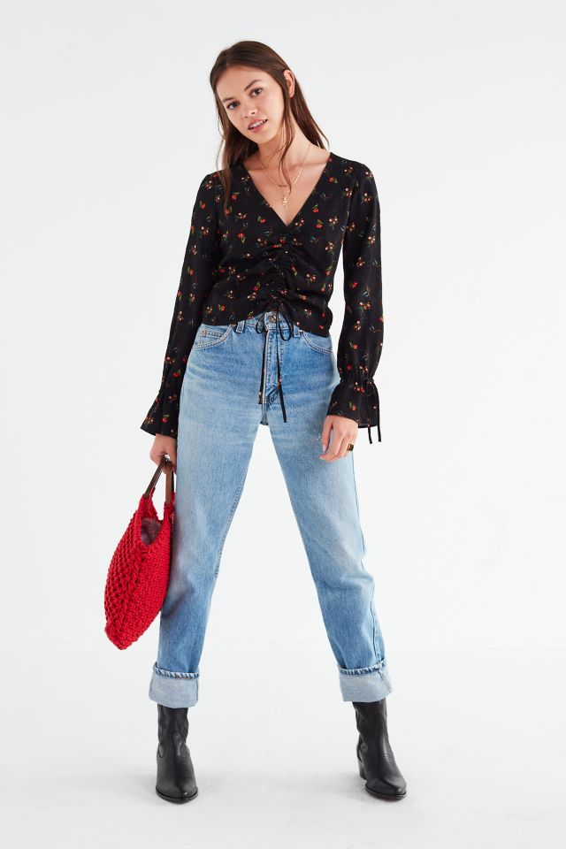 UO - Blouse fleurie à encolure en V profonde et cintrée #1