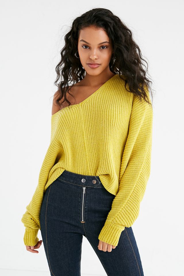 UO Oversized Chenille V-Neck Sweater | Urban Outfitters