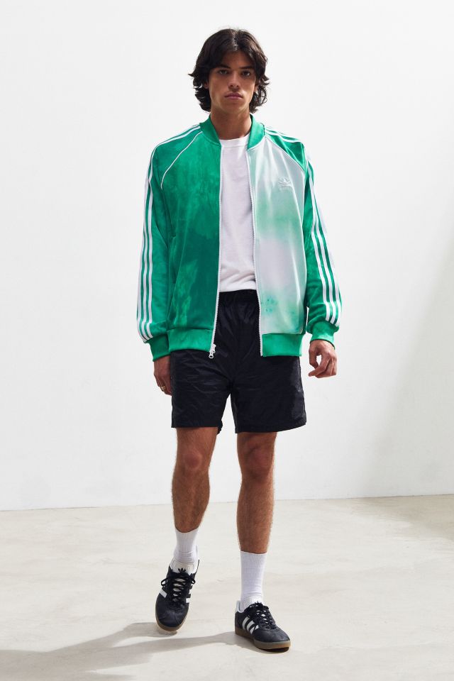 🍃 #pharrell rocking a sharp green #louisvuitton jacket! 👌Always bringing  that signature style! #FashionIcon #PharrellStyle 📸 @enzoply / …