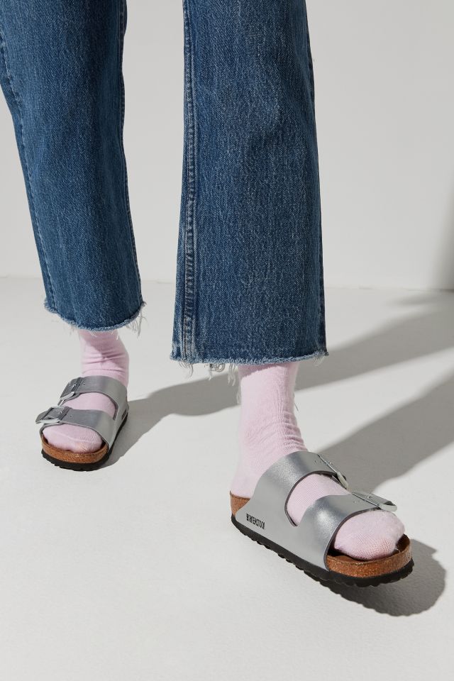 insect wang Krijgsgevangene Birkenstock Arizona Silver Sandal | Urban Outfitters