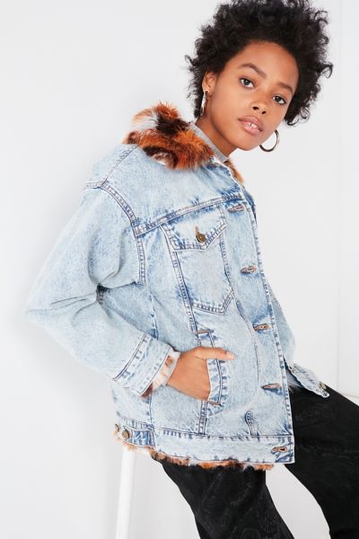 UO Faux Fur Lined Denim Trucker Jacket | Urban Outfitters