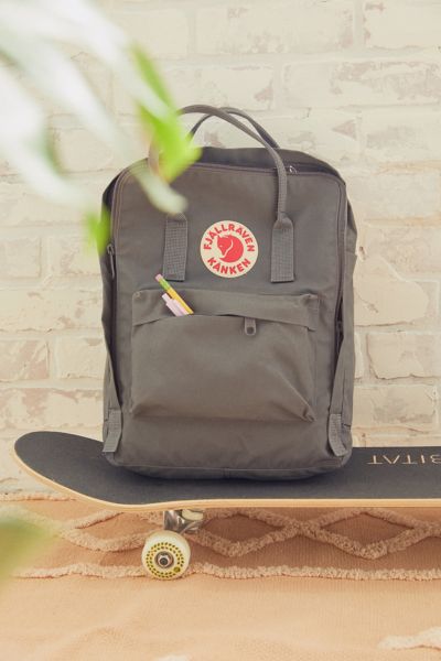 Urban outfitters 2025 backpack kanken