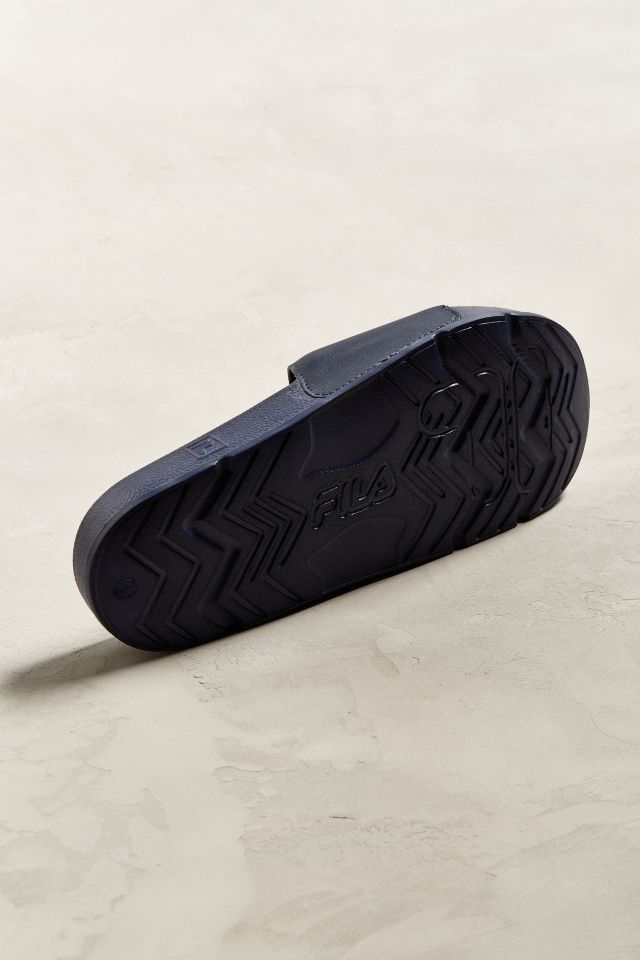 Fila sandals hot sale urban outfitters