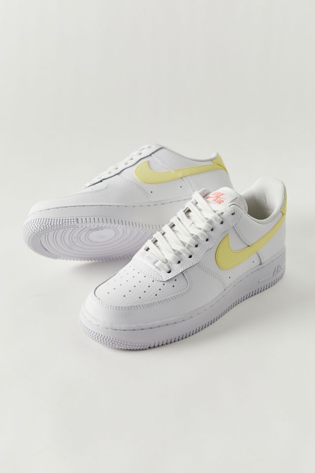 cuenco oleada enchufe Nike Air Force 1 '07 Low Top Sneaker | Urban Outfitters