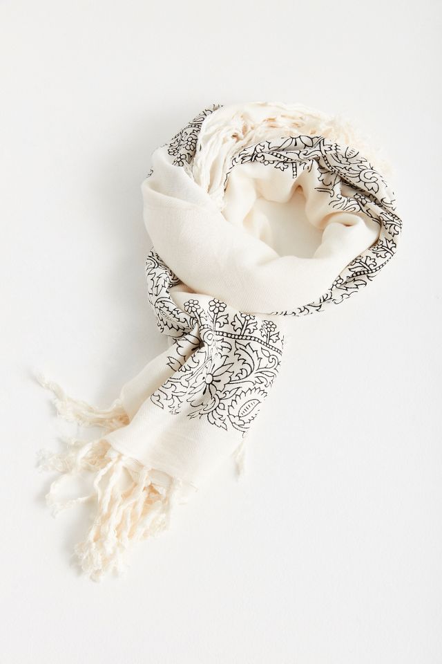 Foulard fleuri à glands #1