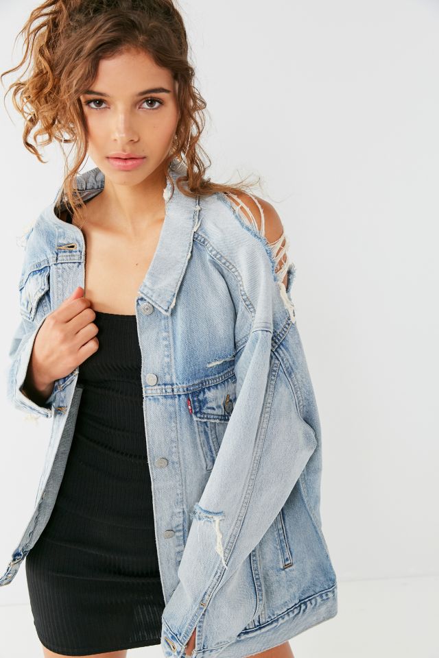 Levi’s Oversized Destroyed Denim Trucker Jacket | Urban Outfitters